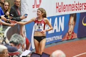 Konstanze Klosterhalfen lässt sich für ihren DM-Titel und den neuen deutschen Rekord über 3000 Meter feiern.