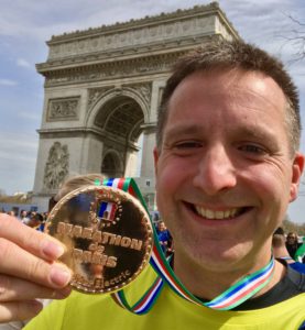 Da ist das Ding! Die Medaille vom Paris-Marathon 2018.