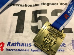 Die Medaille beim Hagener Volkslauf kann sich sehen lassen.