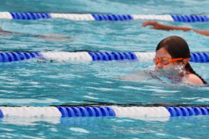 Kind 2 beim Schwimmen.