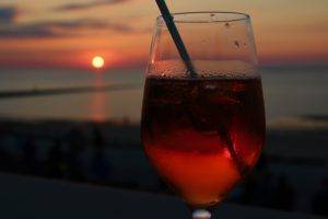 Verlockend: Aperol Spritz zum Sonnenuntergang.