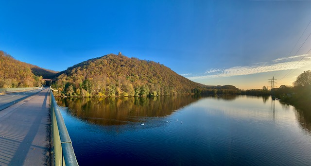 Blick auf den Hengsteysee und Hohensyburg.