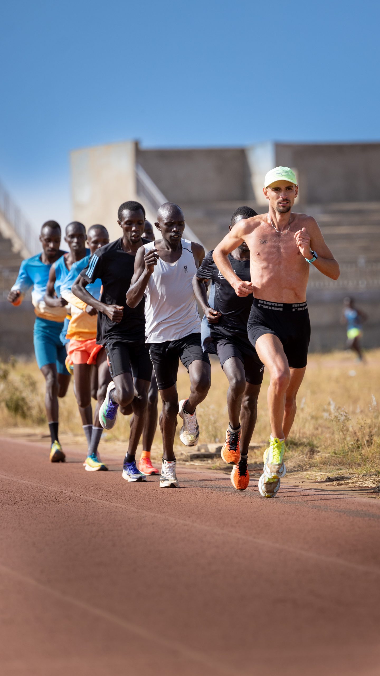Hendrik Pfeiffer führt eine Gruppe kenianischer Läufer an.