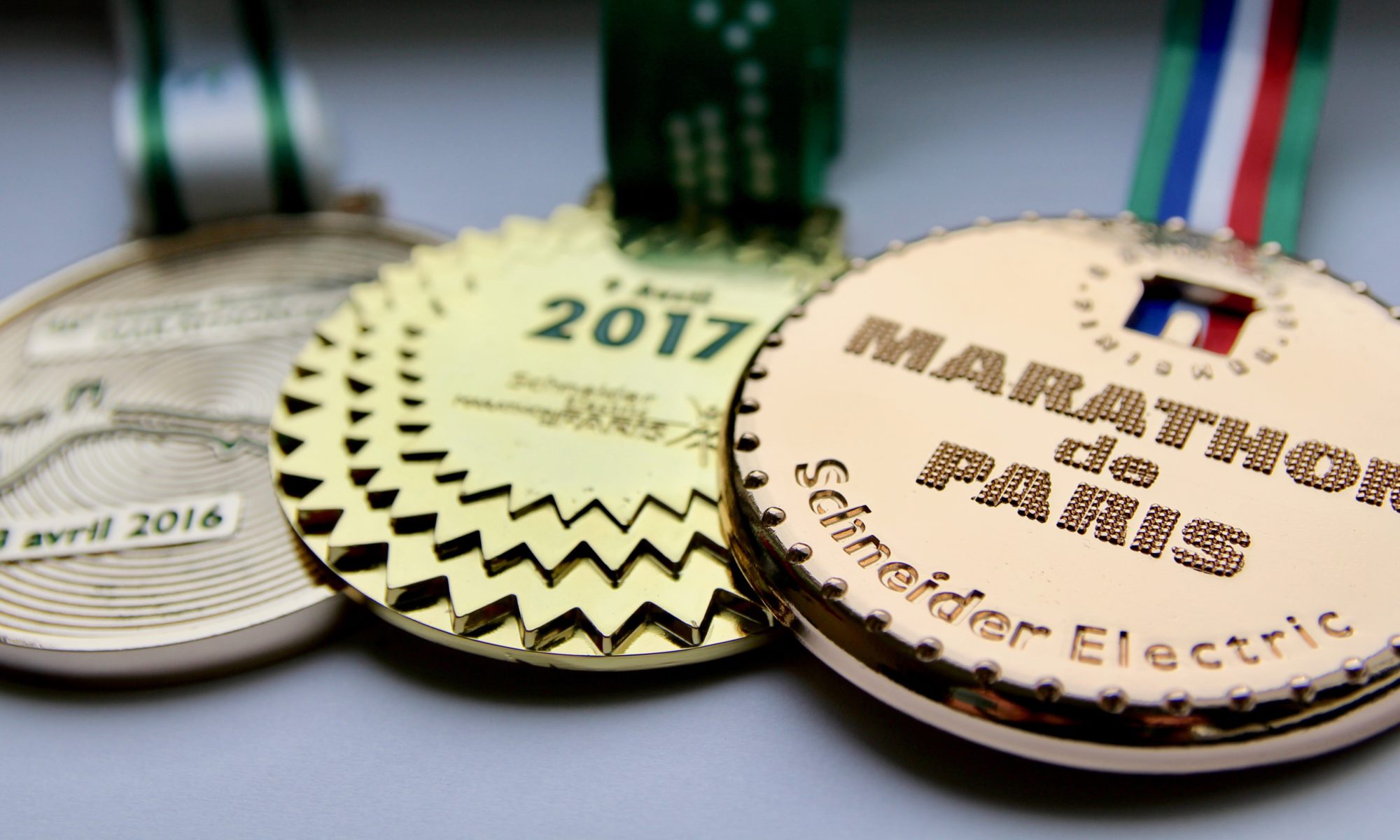 Die Medaillen der Paris-Marathons 2016, 2017 und 2018.