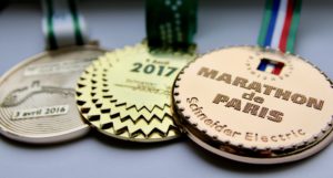 Die Medaillen der Paris-Marathons 2016, 2017 und 2018.
