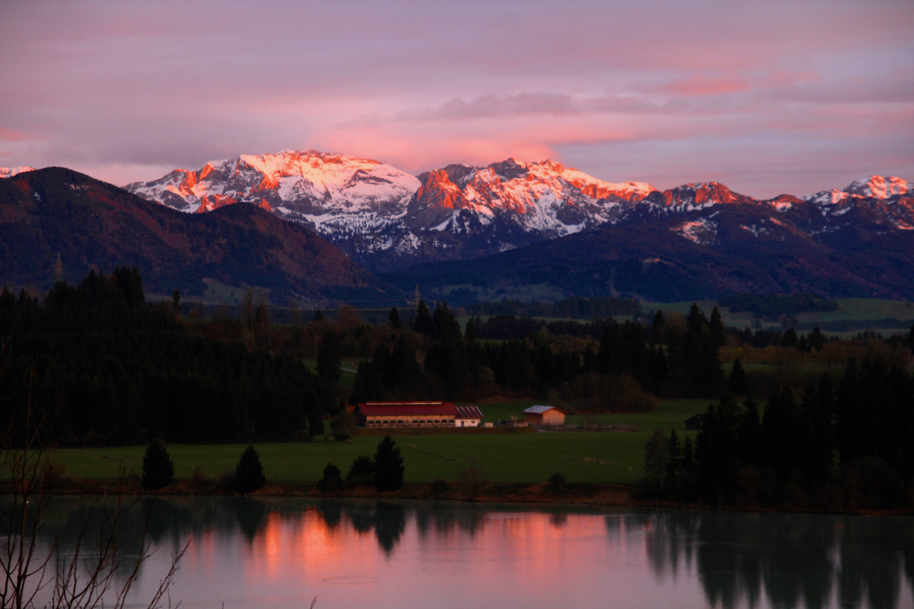 Herrlicher Ausblick auf die glühenden Ampel im Allgäu.