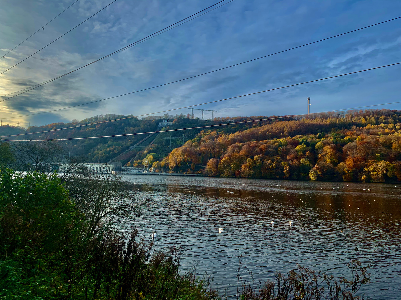 Blick auf den Hengsteysee und herbstlich bewaldete Berge in Dortmund und Herdecke.