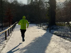 Laufen im Schnee. Auch mit abklingendem Fersensporn möglich.
