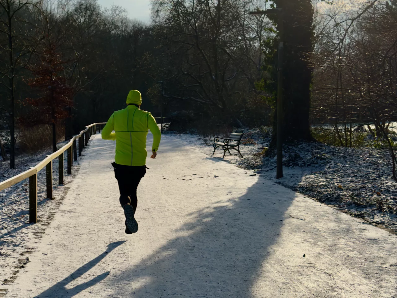 Laufen im Schnee. Auch mit abklingendem Fersensporn möglich.